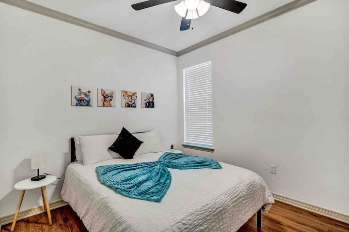 غرفة النوم الثانية: سرير بمقاس كبير 