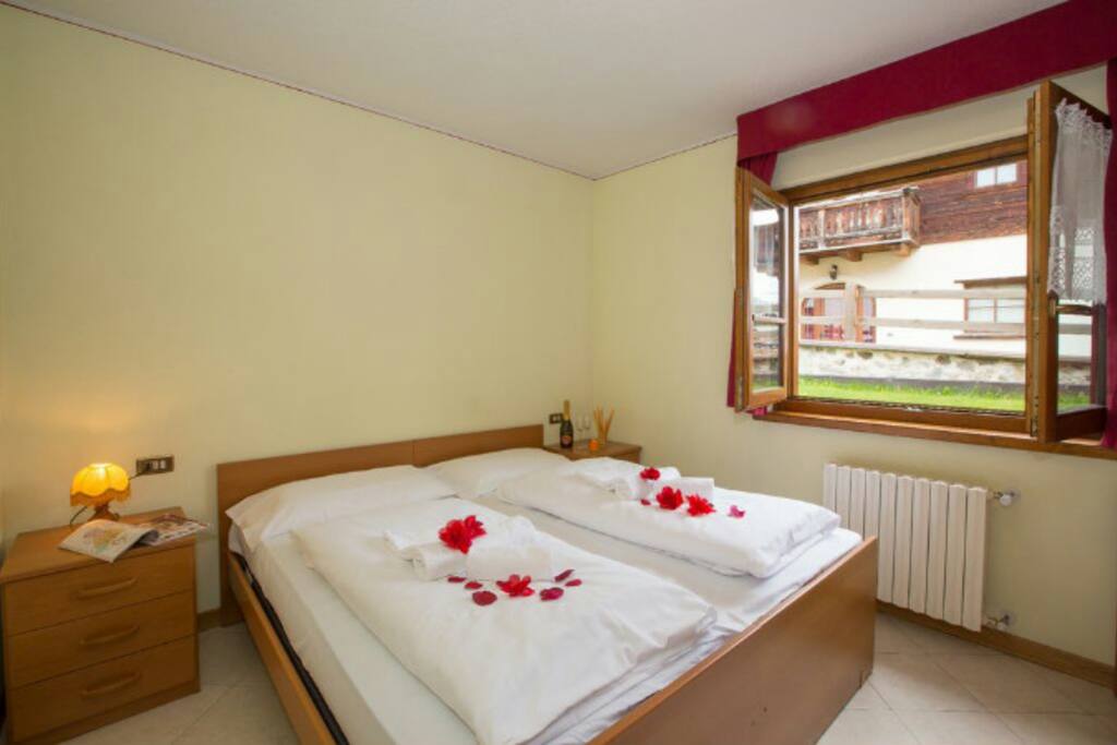 Bedroom with twin joinable