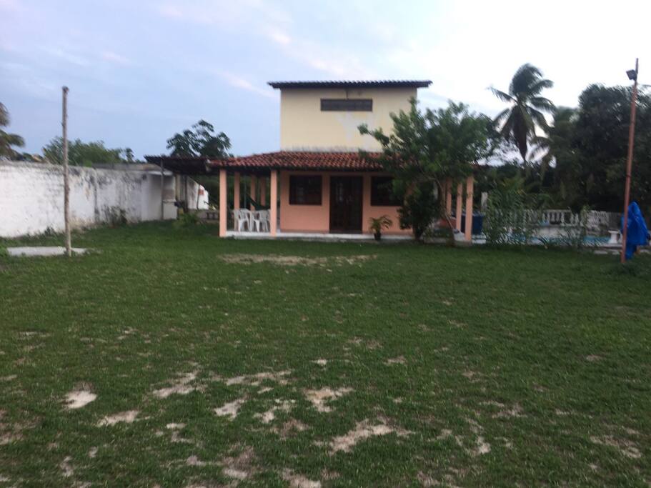 Casa toda avarandada a 500 metros da praia da Baia de Todos os Santos