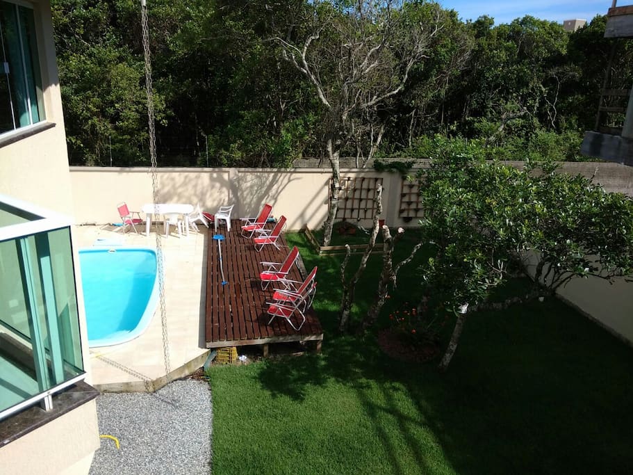Vista da sacada para a piscina