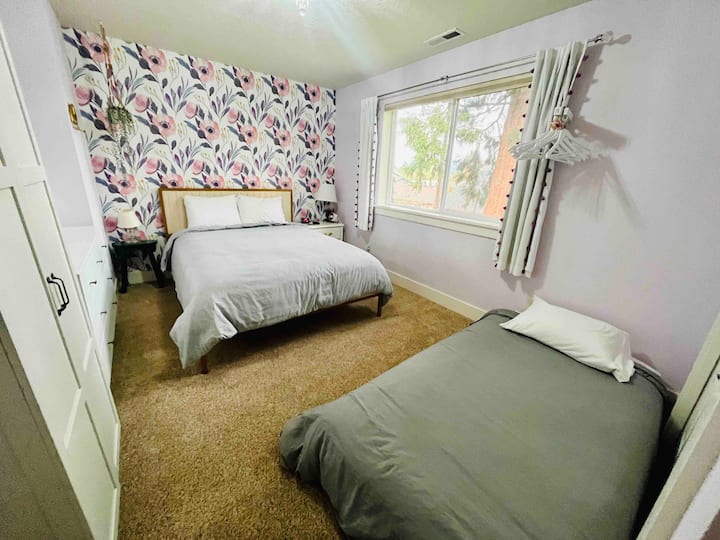 يمكن وضع سرير كوين وفراش مزدوج إضافي في غرفة للمجموعات الكبيرة 