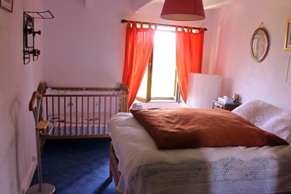 Chambre parentale avec lit bébé vue Montagne