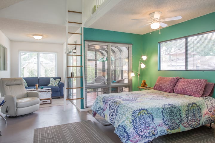 Treelined Hideaway Studio 7 miles from Disneyland.