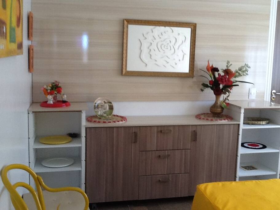 QUARTO DE HOPEDESM COM DUAS CAMAS DE SOLTEIRO, AR CONDICIONADO E BANHEIRO PRIVATIVO