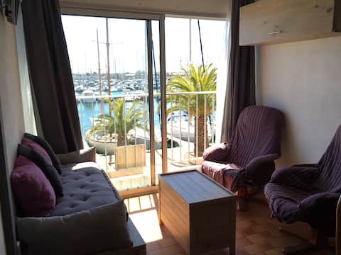 Top performing Airbnb: Quiet cabin studio with harbor view and secure parking in Gruissan