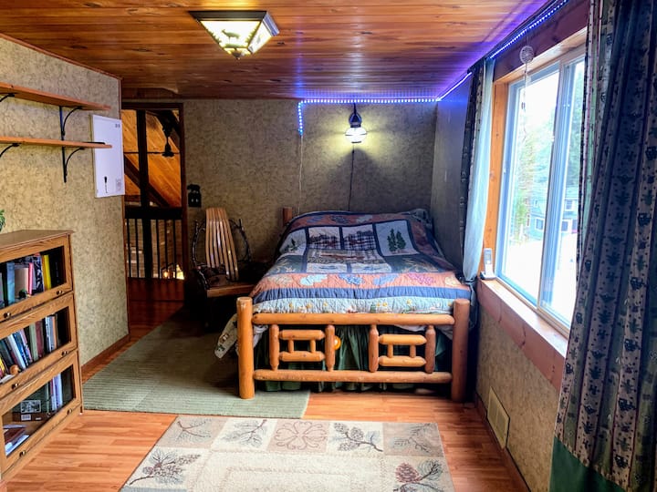 Spálňač.2 (manželská posteľ)

Zabývajte sa pokojným spánkom v tejto priestrannej spálni s manželskou posteľou. Veľké okná umožňujú prúdiť prirodzené svetlo, čo zvýrazňuje útulný šarm izby.