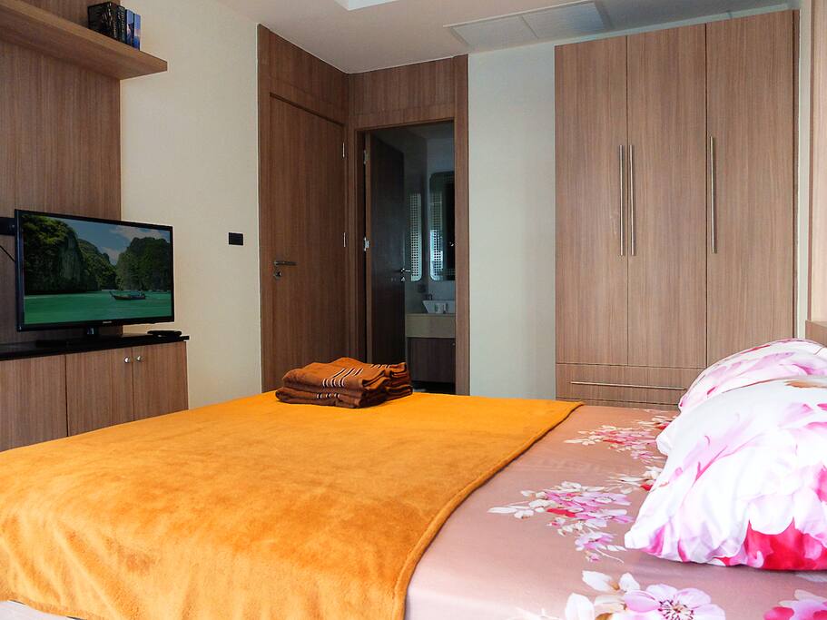 Sea-view bedroom with queen-size bed, TV, A/C, wardrobe