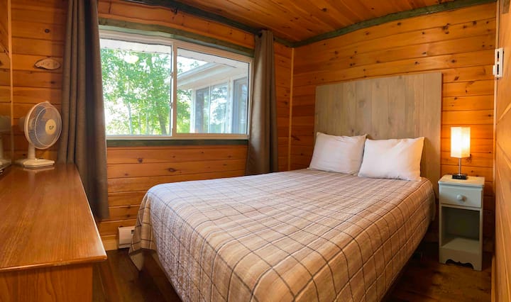 Спална соба бр. 1 - двоен кревет, гардеробер со огледало, ноќна масичка, ламба на допир со usb полначи, осцилирачки вентилатор и поглед на езерото.

Секоја соба сега вклучува ламба на допир со USB порти и осцилирачки вентилатор монтиран на ѕид со далечинско.