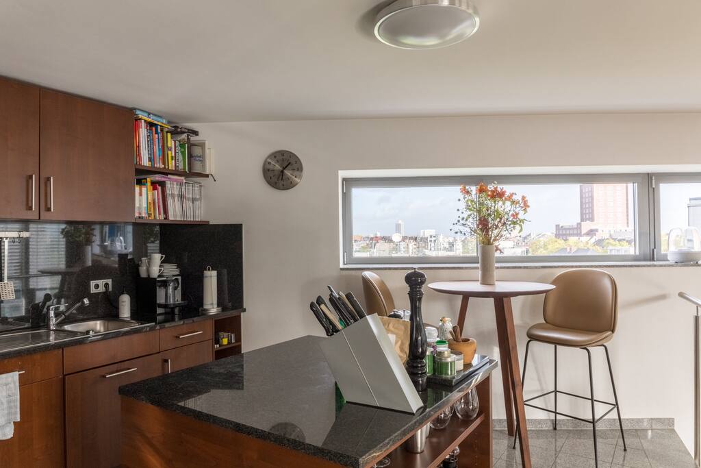 offene Küche mit Sitzgelegenheit und tollem, weiten Blick auf die Stadt