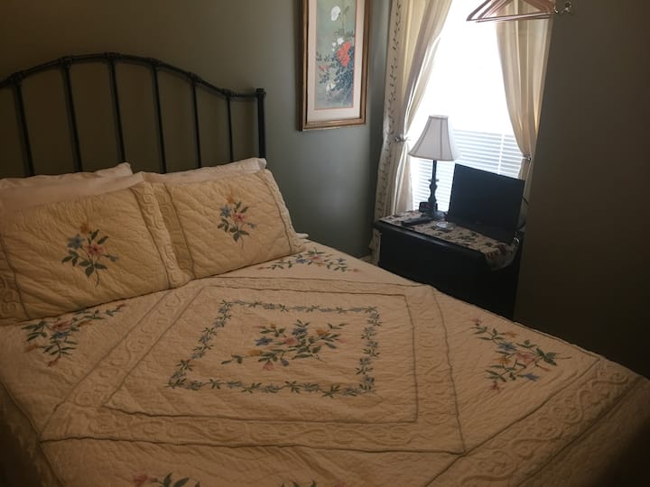 Bayberry House Bed and Breakfast Queen Room with Private Bath with tub
