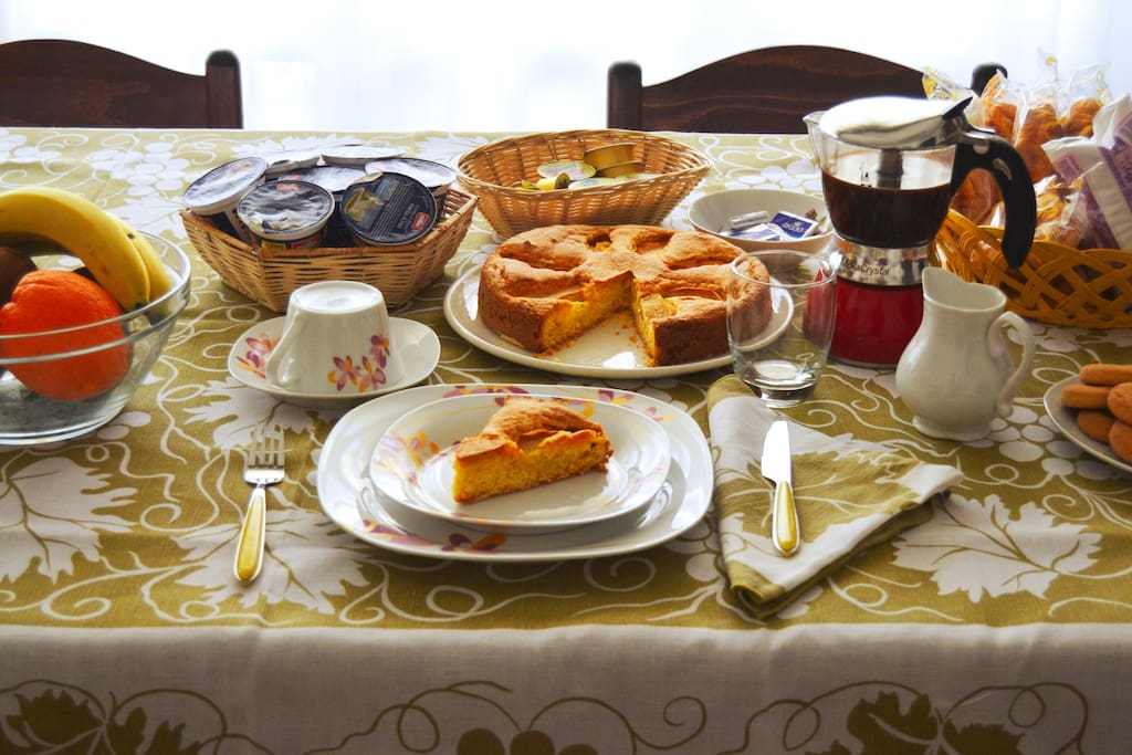 l'abbondante colazione con le torte di Carlo Alberto
