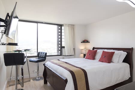 Waikiki Renovated Modern Studio