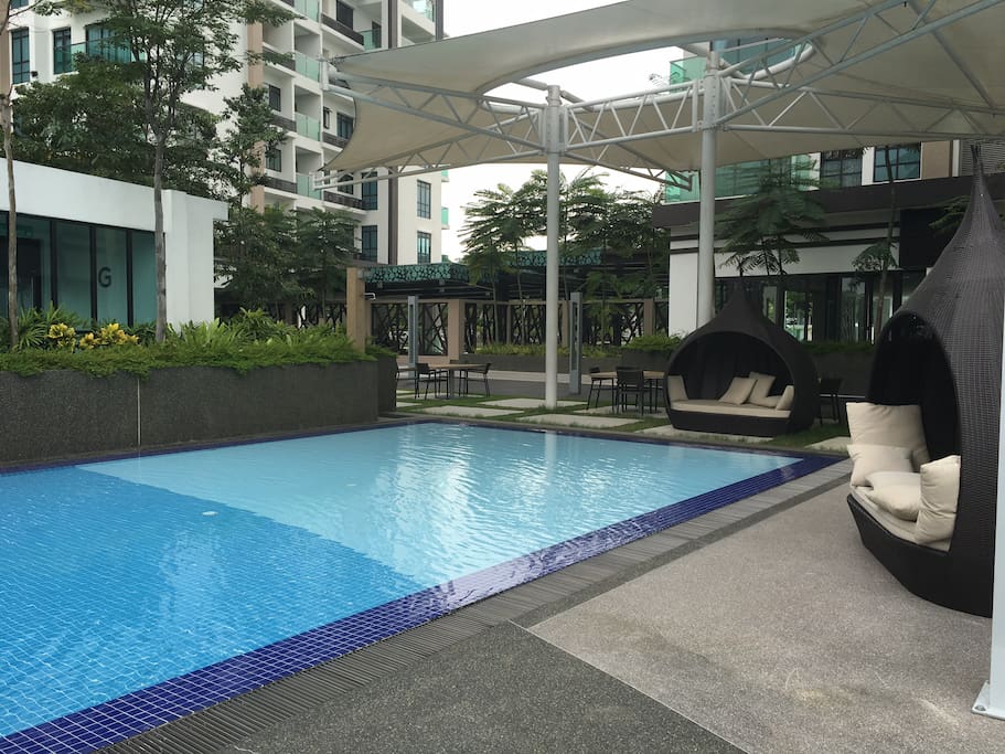 Very well maintained swimming pool and Jacuzzi .