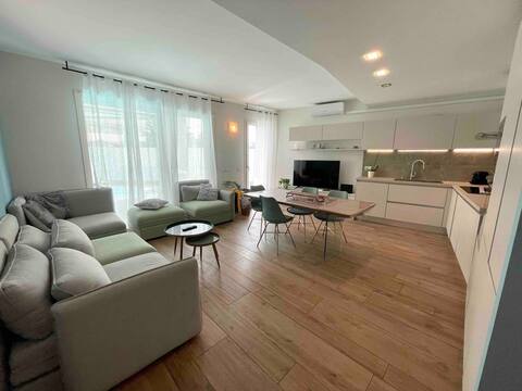 City house with private pool and free parking