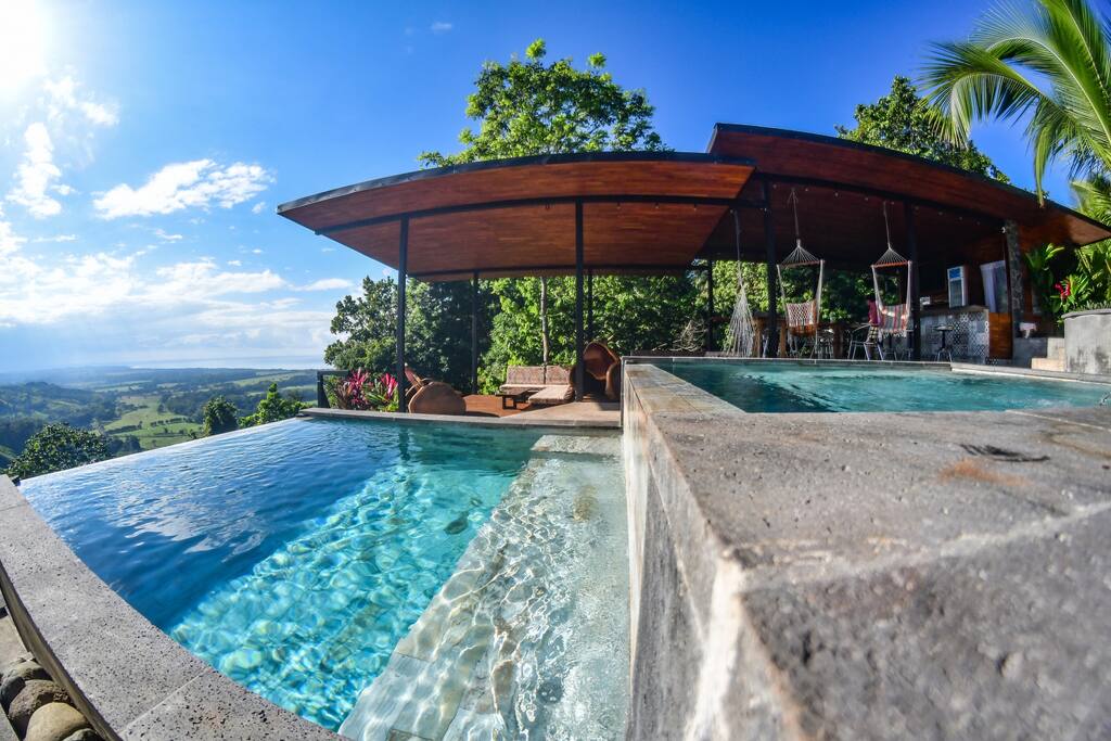 Warm water, sun and a wonderful view !