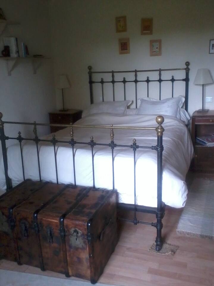 غرفة النوم/الميزان في الطابق الأرضي (السرير 140 × 190)