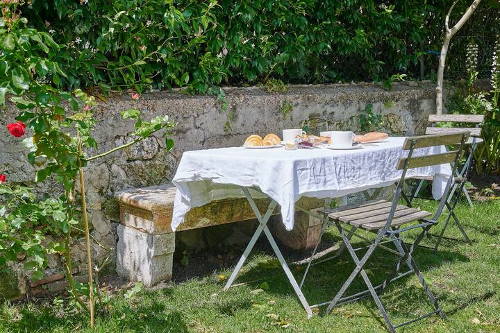 Centre ville, beau jardin, parking, 9 couchages! gallery image 4