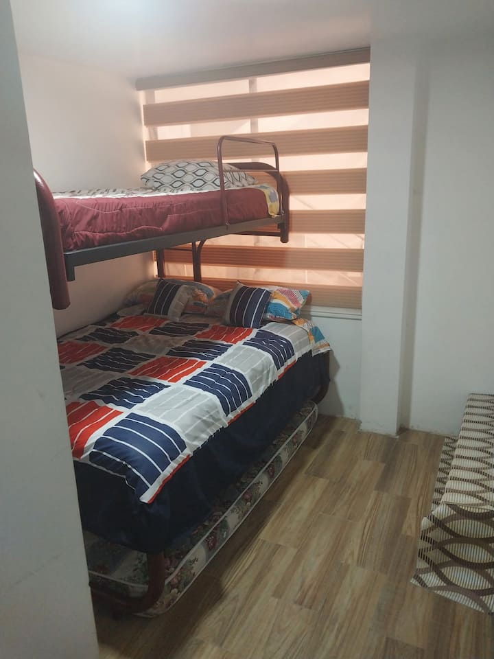 غرفة 3، سرير بطابقين مع سريرين في الأسفل ومربع ونصف في الأعلى، ومراتب لتقويم العظام، وخزانة كاملة، ونوافذ وستائر كبيرة.