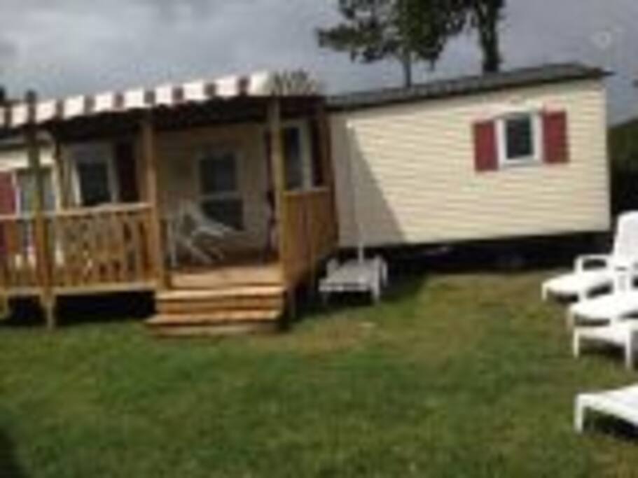 emplacement 875 jardin privatif avec barbecue et bains de soleil