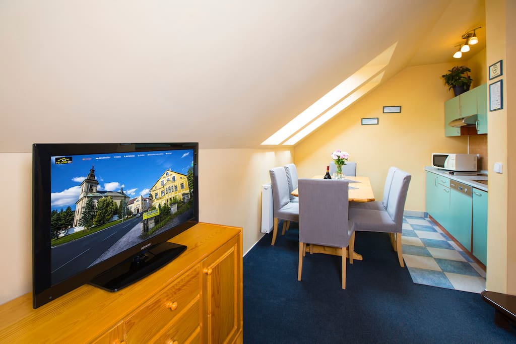 HEAD apartment - livingroom - 80cm TV with 25 programs