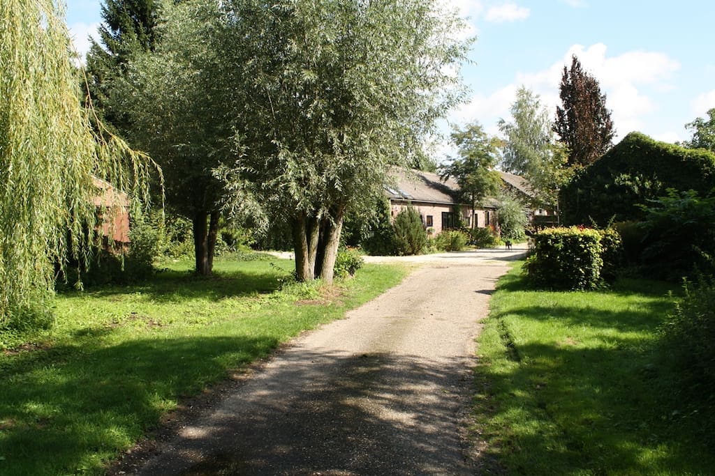 Zo rijd je het erf op. Links voor de woning