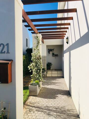 Modern,easy accessible home in a beautiful Estate. gallery image 4