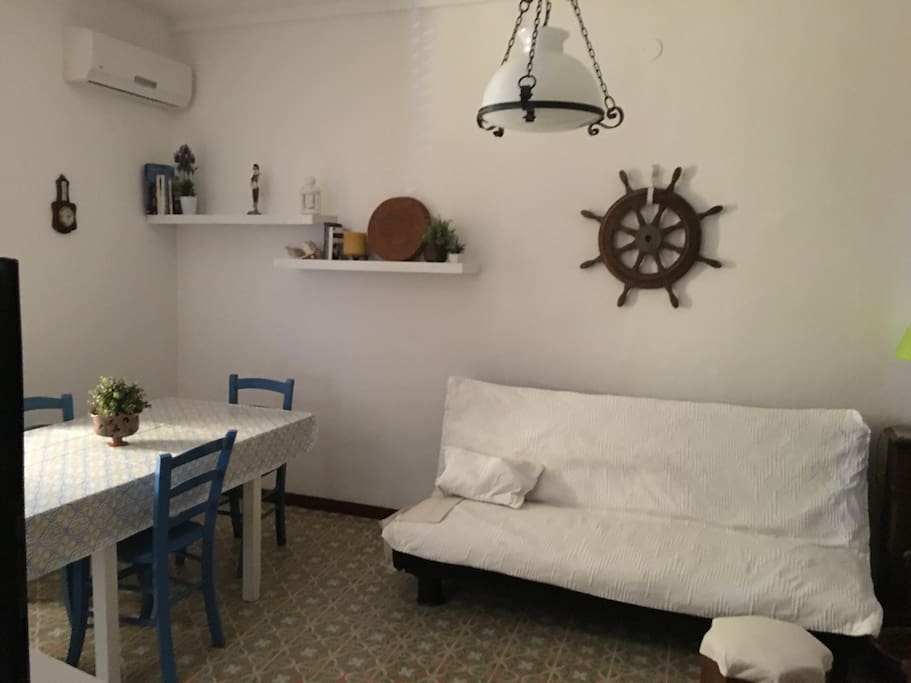 Soggiorno ampio con tavolo e due divani-letto