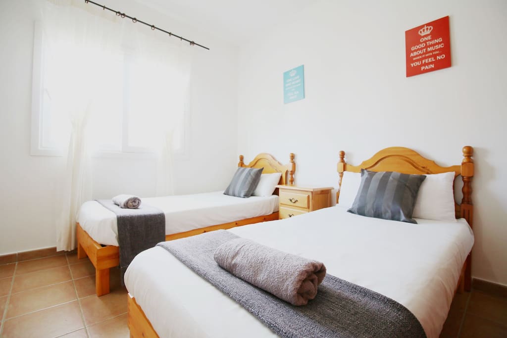 Twin room with large wardrobes