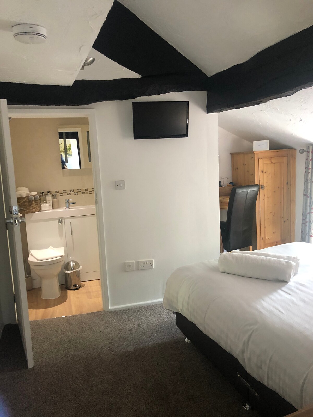 Zimmer 3 ein süßes Bijou-Zimmer mit eigenem Bad.