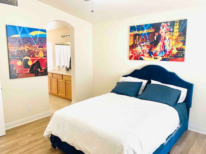 Მთავარი საძინებელი 152 × 203 სმ ზომის საწოლით