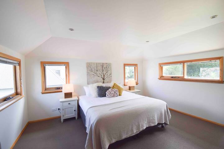 Best location in Hobart! Luxury 4 bedroom w/views gallery image 5