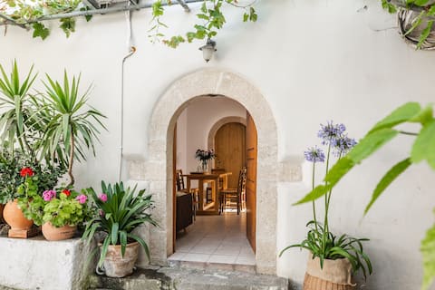 Popular Airbnb listing: Maria's apartment in Δήμος Αποκορώνου