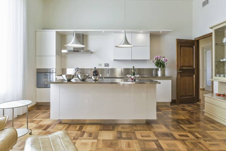 La Magnifica– A Vogue-featured exclusive penthouse gallery image 2