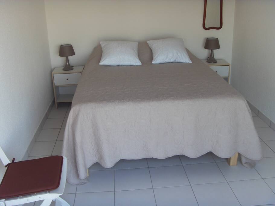 Chambre 1er étage avec accés direct salle d'eau, WC et terrasse
