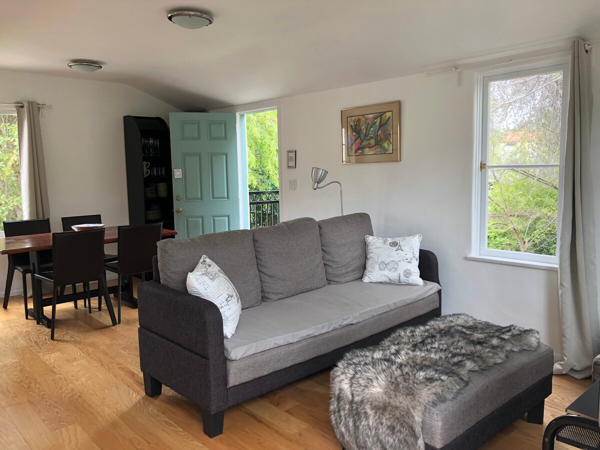 El departamento está rodeado de árboles y vegetación, ¡te sientes como si estuvieras viviendo en una casa del árbol!