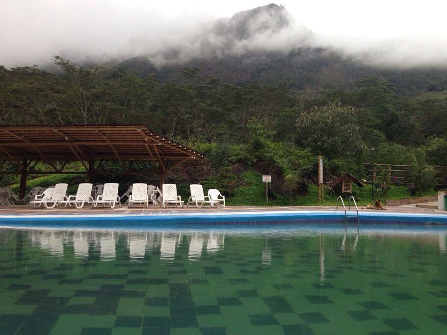 Piscina de agua termal, en medio de un espectacular paisaje rodeado de montañas.