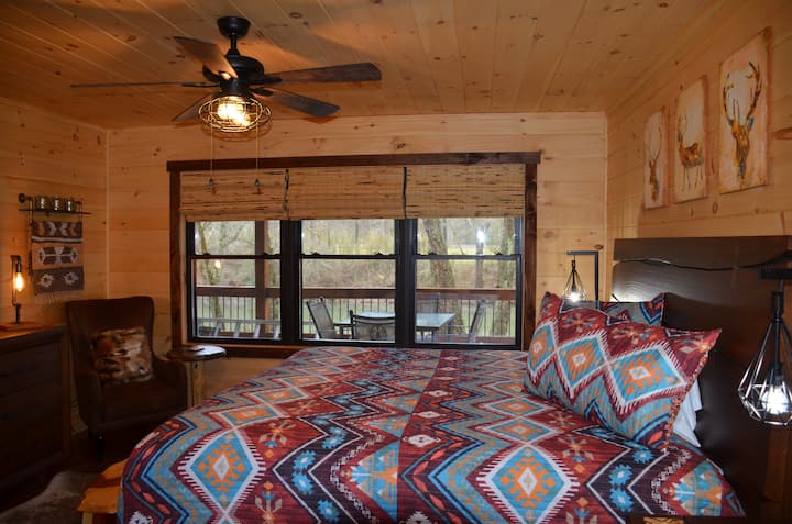 Брачен кревет (широк 150-179 см) во втора спална соба со приклучена бања