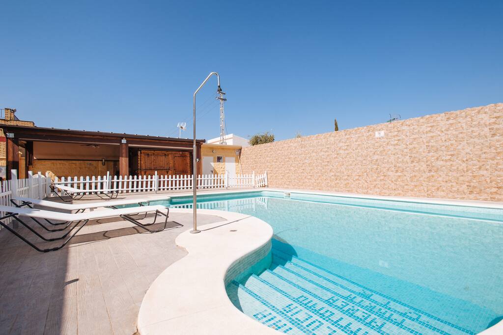 Piscina preparada para todo el año y con mantenimiento de un profesional de limpieza y producto para tenerla siempre lista