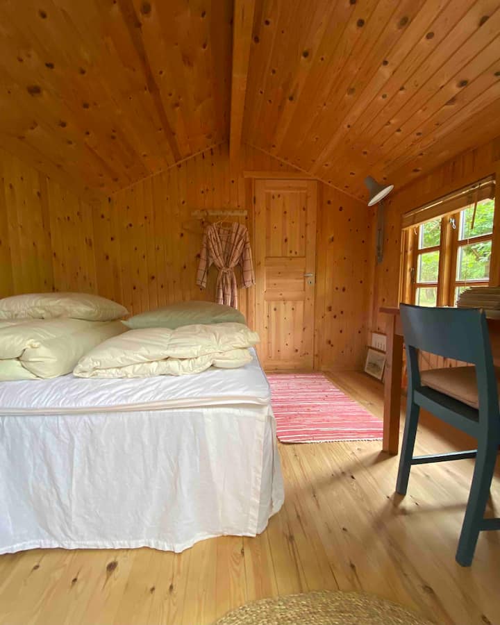 חדר השינה השני באגף הגדול. מיטה בגודל 140 ס"מ ושולחן כתיבה.