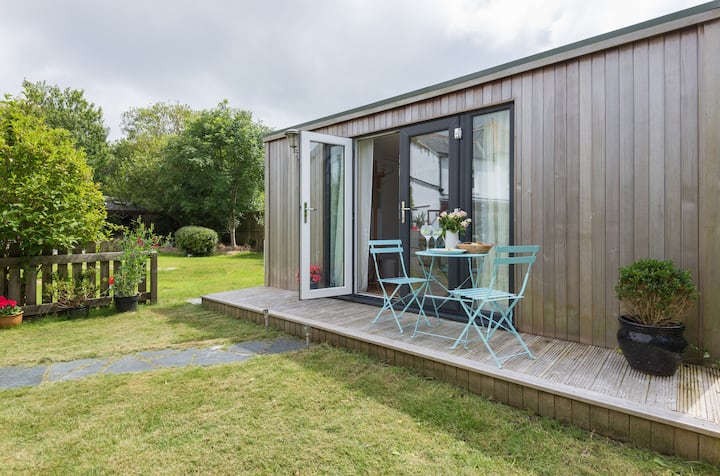 Stylish, detached garden room in Rock