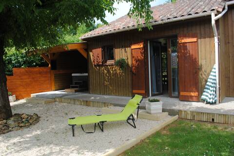 Gite with private hot tub between Sarlat and Bergerac.