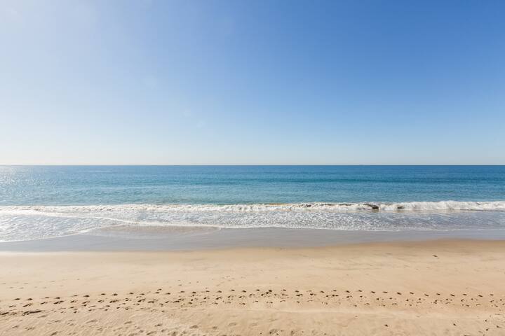 Ultra Premium High Tech Oceanfront Home gallery image 3