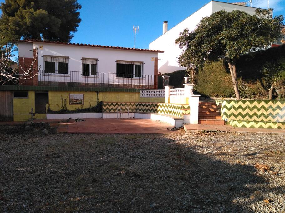 Zona trasera, terraza y jardín