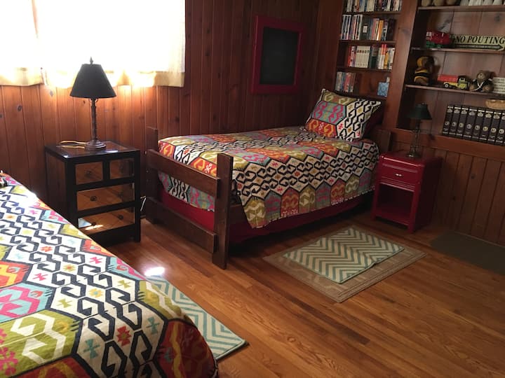 Segundo quarto com duas camas de solteiro  (uma cama com gavetão)