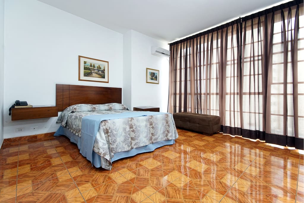 Habitación matrimonial con vista exterior