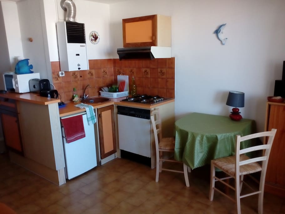Vue sur la cuisine et la table depuis le canapé