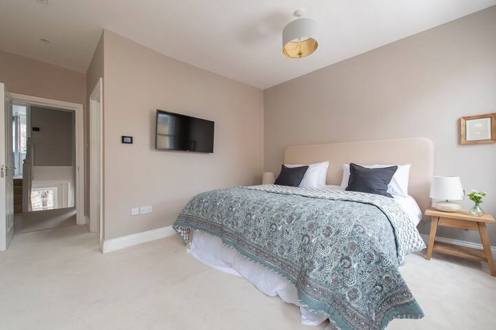 Chelsea Lovely Townhouse with AC gallery image 3