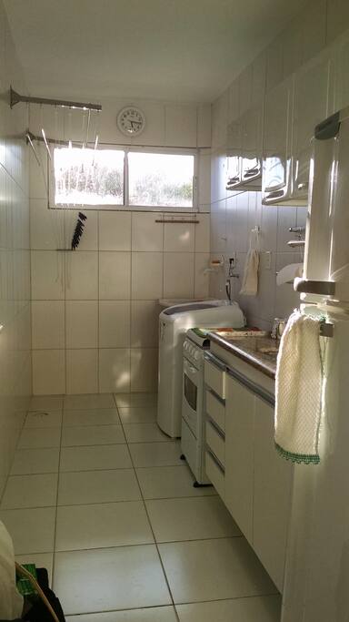 COZINHA COMPLETA E ÁREA SERVIÇO