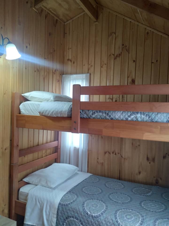 غرفة نوم بسرير بطابقين