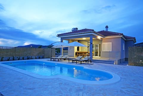 Modern Guest House Rak with beautiful pool